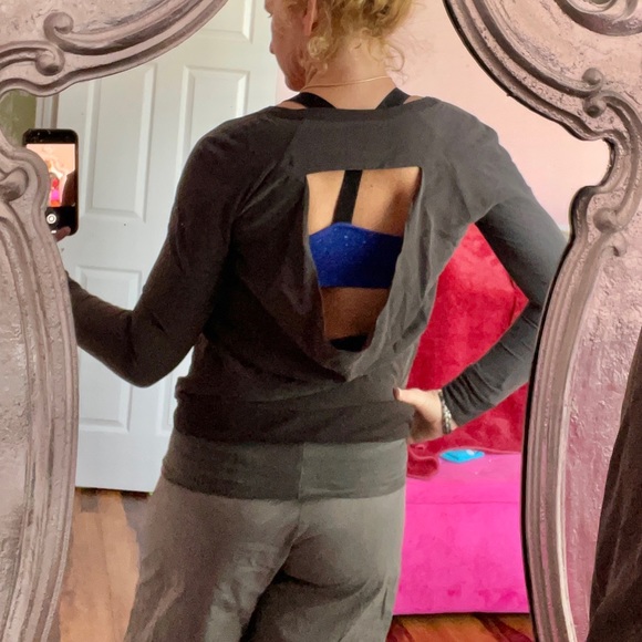 EUC Cut-Out long sleeved beautiful boat neck - Picture 11 of 11